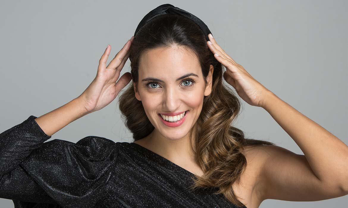 Las ondas al agua son un peinado para boda igual a acierto seguro. Sublímalas con un toque del Aceite Extraordinario y de la Laca Elenett de L’Oréal Paris y potencia su brillo.